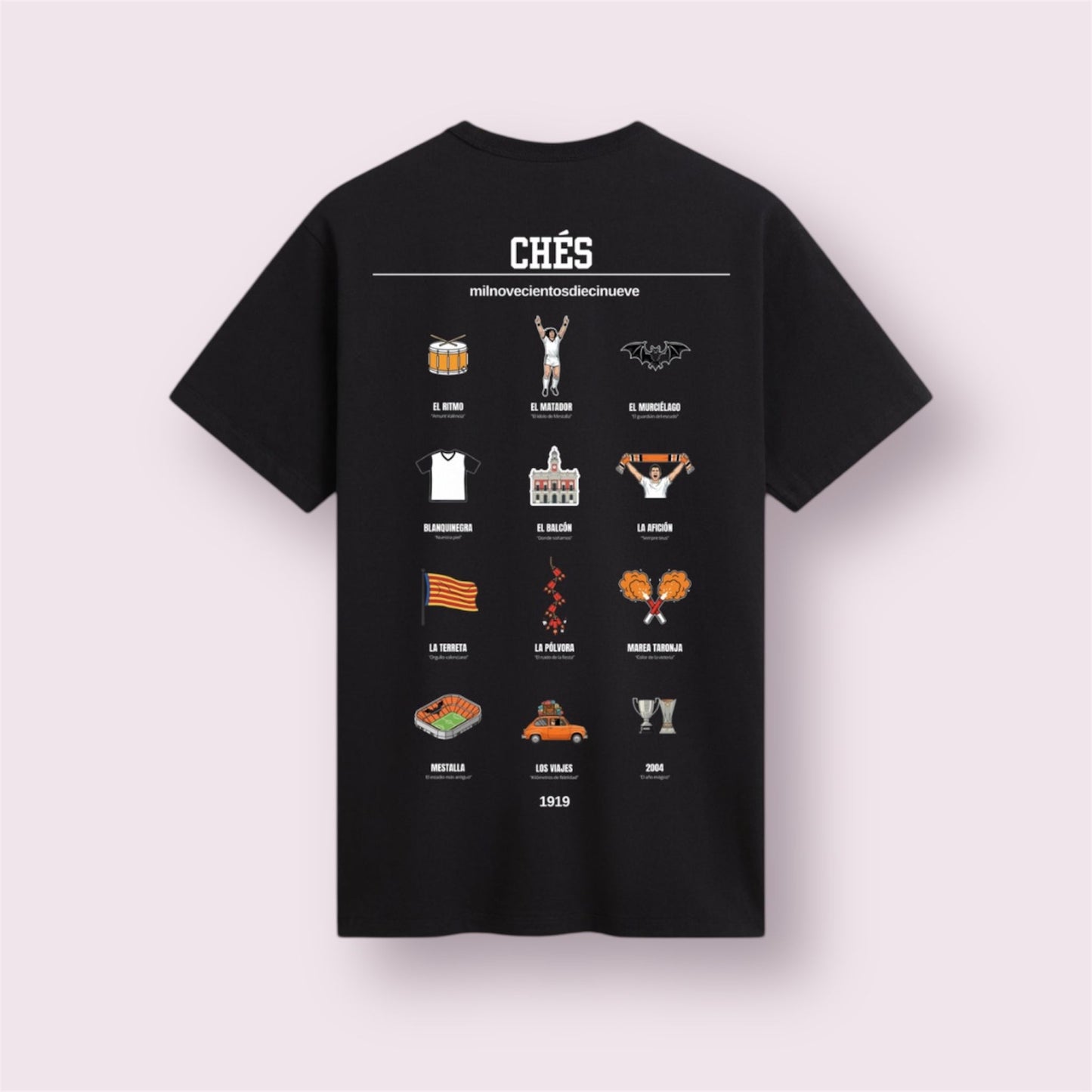 Camiseta negra edición 'Chés 1919' vista trasera. Diseño de moda casual imprescindible para valencianistas que rinde tributo a la historia del club. Incluye iconos ilustrados del Estadio de Mestalla, 'El Matador' Mario Kempes, el mítico Doblete de 2004, el Murciélago y la Pólvora. El regalo perfecto para lucir el 'sentiment' y la Senyera con orgullo en la grada.