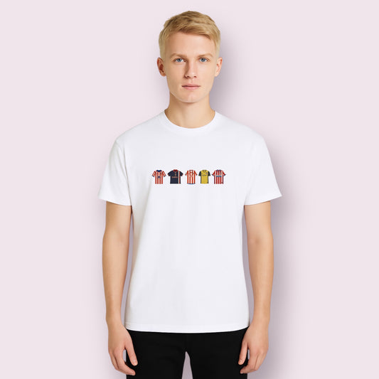 Camiseta blanca de algodón para hombre con ilustración centrada de camisetas históricas del Atlético de Madrid. Incluye diseños clásicos y modernos del club colchonero en formato minimalista, ideal para aficionados que desean rendir homenaje a su equipo. Perfecta para uso diario o para asistir al estadio, esta camiseta combina comodidad, estilo y pasión por el fútbol. Disponible en múltiples tallas y fabricada con materiales de alta calidad para un acabado duradero.
