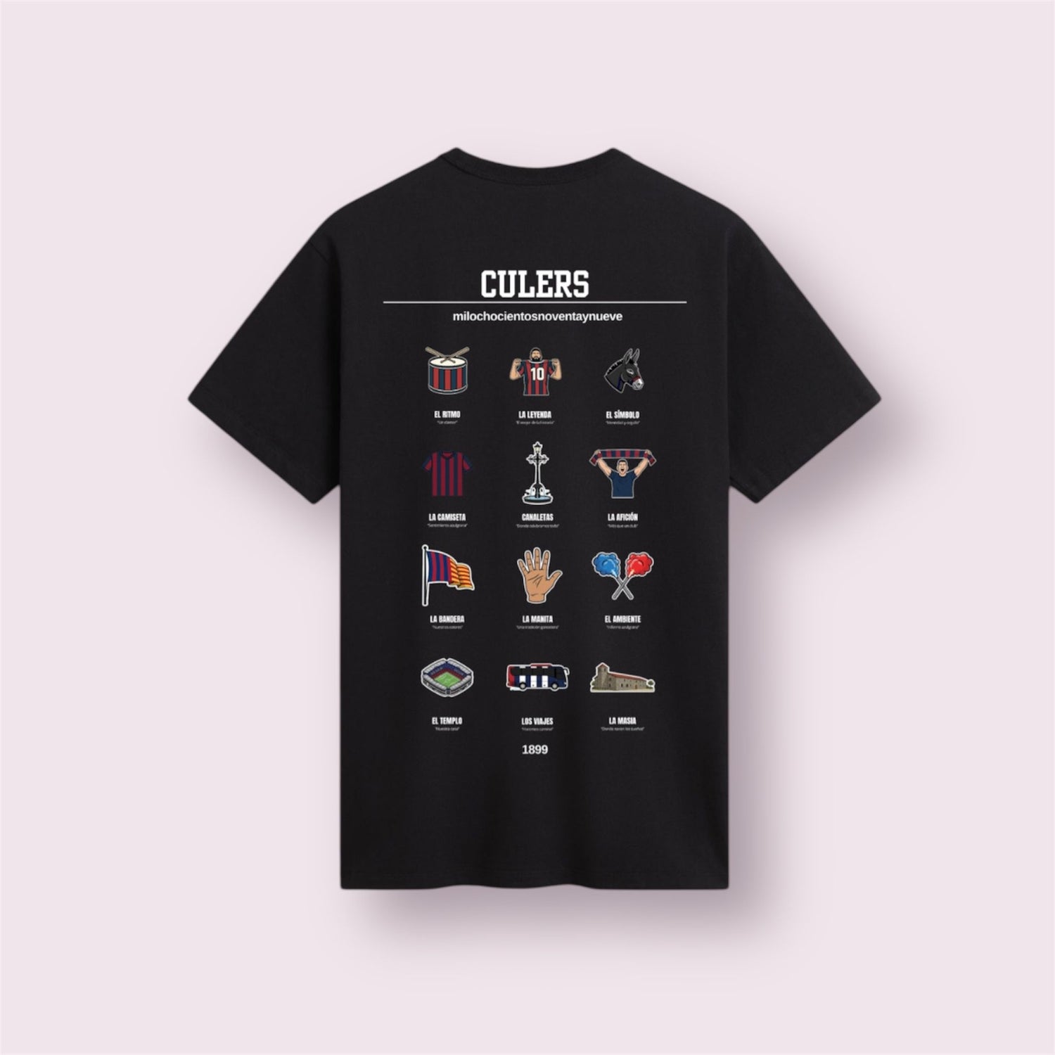 Camiseta negra modelo 'Culers 1899' vista trasera. Moda casual estilo streetwear para aficionados del FC Barcelona (Barça) con 12 iconos históricos: La Leyenda (Messi), el Camp Nou, La Masia, la celebración en Canaletas, el símbolo de La Manita y el 'Burro' catalán. El regalo blaugrana perfecto para quien siente que es 'Més que un club'.