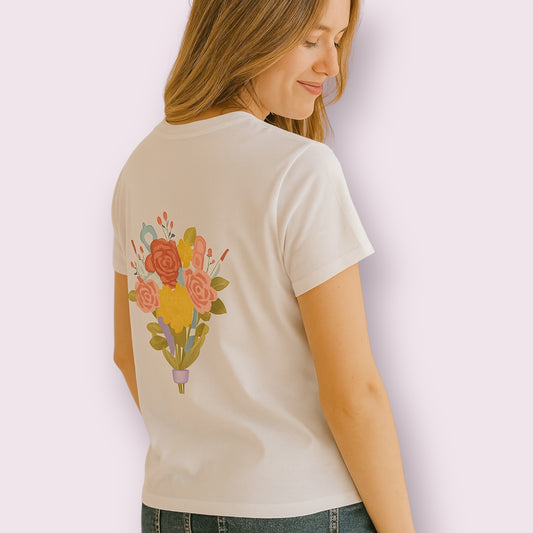 Camiseta blanca con diseño de ramo floral y medidores de glucosa en la espalda, ideal para personas con diabetes tipo 1, producto exclusivo de Aroa Dedales