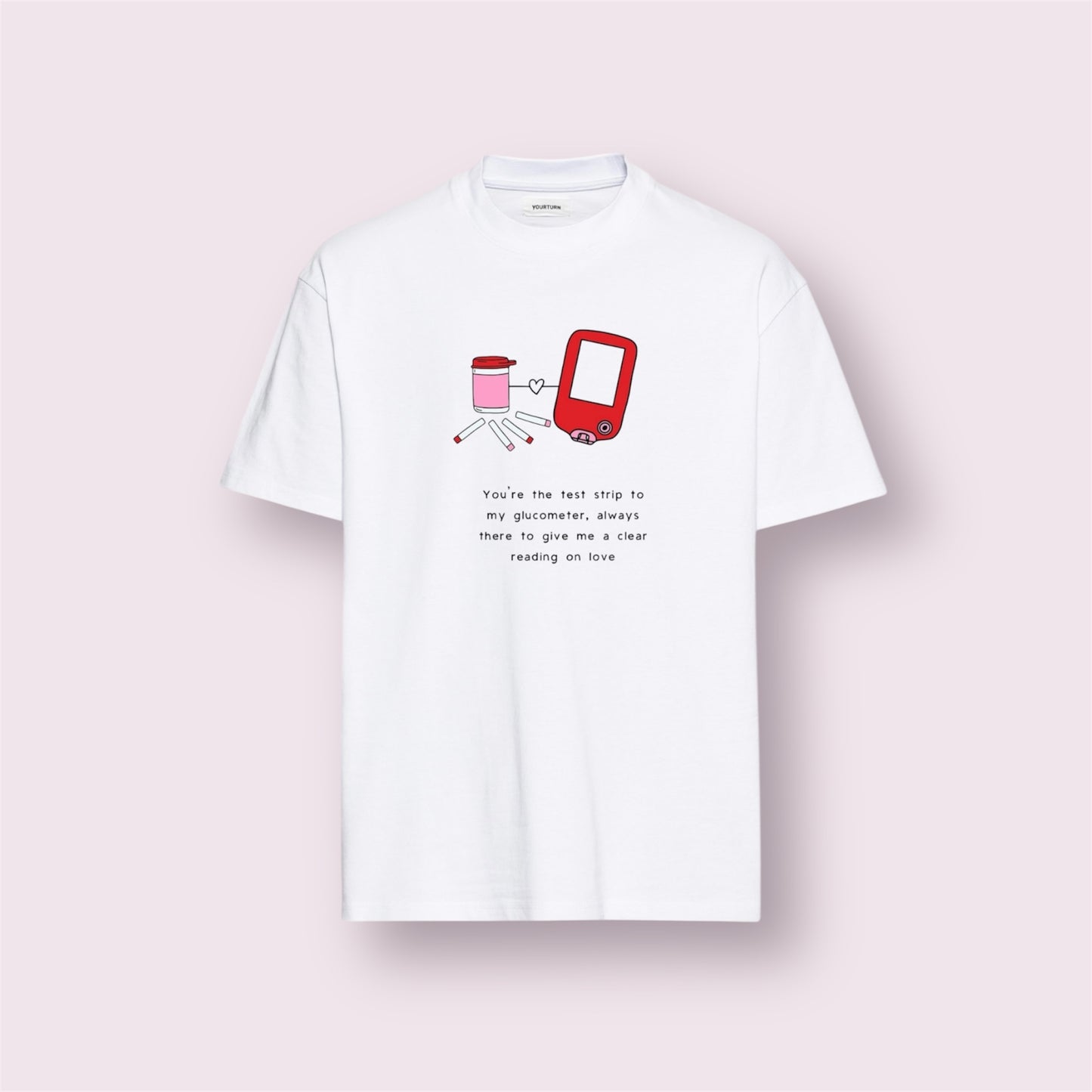 Camiseta blanca con diseño de glucómetro y tiras reactivas, con mensaje romántico "You're the test strip to my glucometer", ideal para personas con diabetes tipo 1, diseño de Aroa Dedales