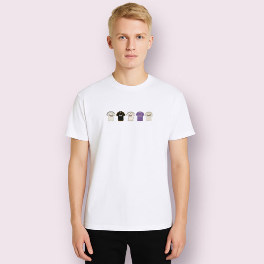 Hombre joven vistiendo una camiseta blanca con diseño bordado de equipaciones históricas del Real Madrid. El diseño muestra camisetas icónicas de distintas temporadas en una línea centrada sobre el pecho. Ideal para fanáticos merengues que quieren llevar la historia del club con estilo y comodidad en su día a día.