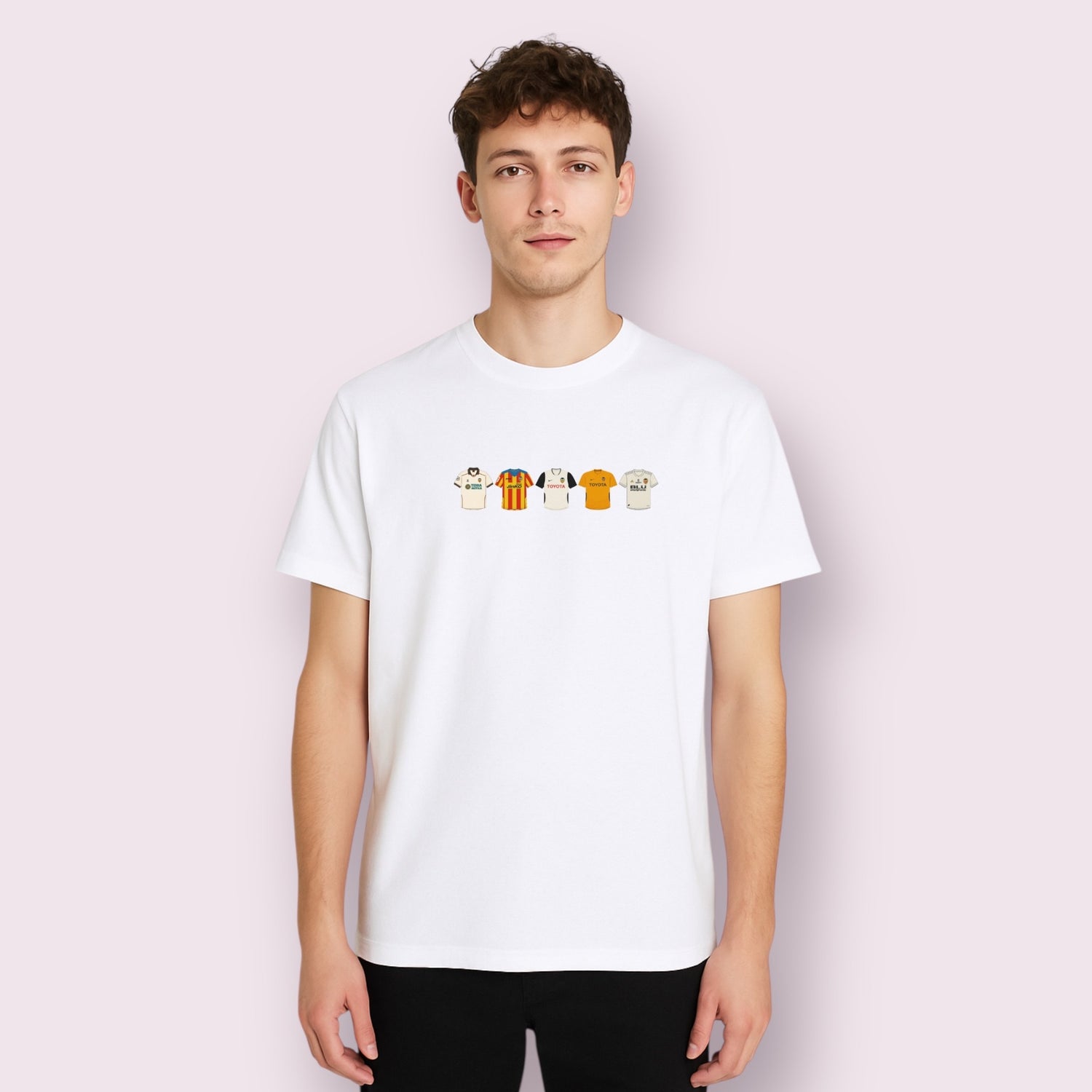 Modelo masculino vistiendo camiseta blanca con ilustraciones DTF de camisetas legendarias del Valencia CF. El diseño muestra equipaciones míticas como la de la senyera y versiones con patrocinadores históricos. Perfecta para aficionados del Valencia Club de Fútbol que desean lucir con orgullo su pasión blanquinegra.