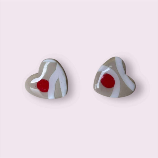pendientes botón forma corazón tonos beige blanco y rojo, estilo retro, hechos a mano en arcilla polimérica