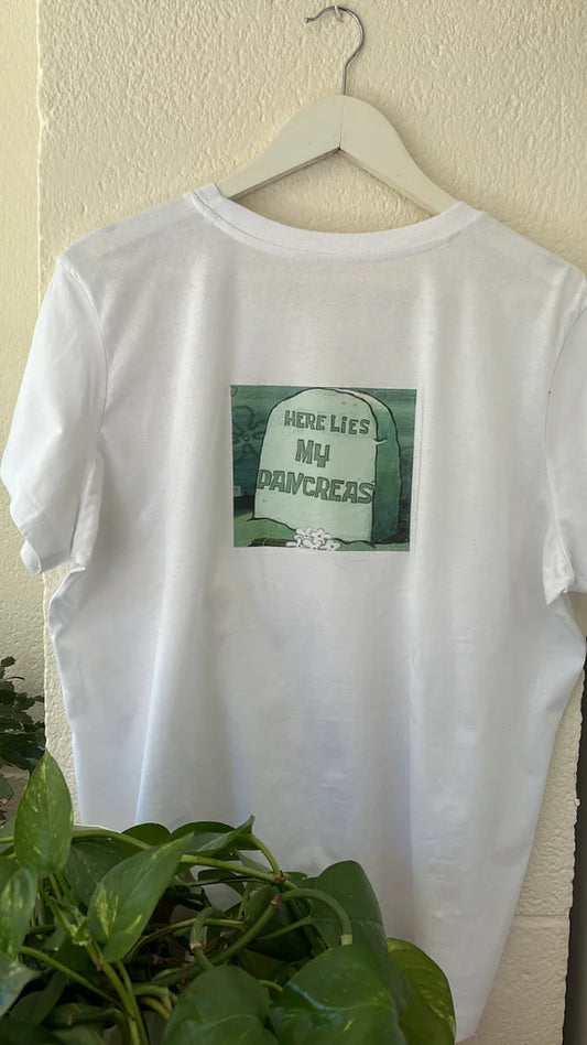 camiseta con estampado aquí yace mi páncreas en el pecho