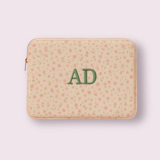 Funda artesanal tipo sobre para ordenador con estampado floral suave e iniciales bordadas AD, diseño de Aroa Dedales