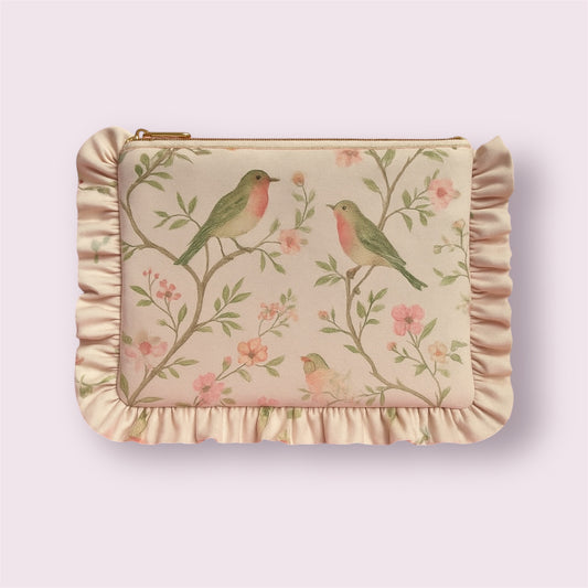 Funda de ordenador con ilustración de pajaritos, flores y flecos satinados, diseño artesanal de Aroa Dedales
