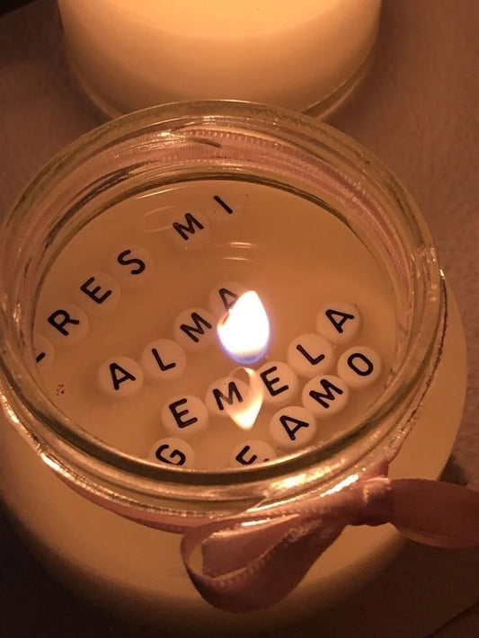 Vela con mensaje oculto - Aroa Dedales