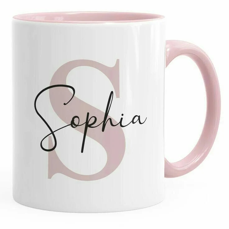 taza de cerámica con una inicial grande de fondo y nombre pequeño en el centro