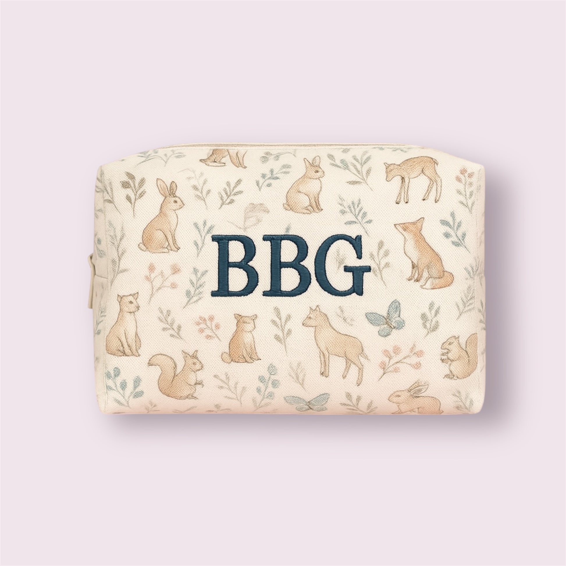 Maxi neceser cuadrado personalizado con iniciales BBG y estampado de animales del bosque, hecho a mano por Aroa Dedales