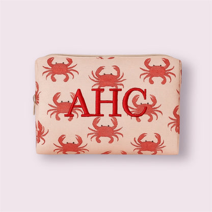 Maxi neceser cuadrado con estampado de cangrejos rojos y bordado de iniciales AHC, creación divertida de Aroa Dedales