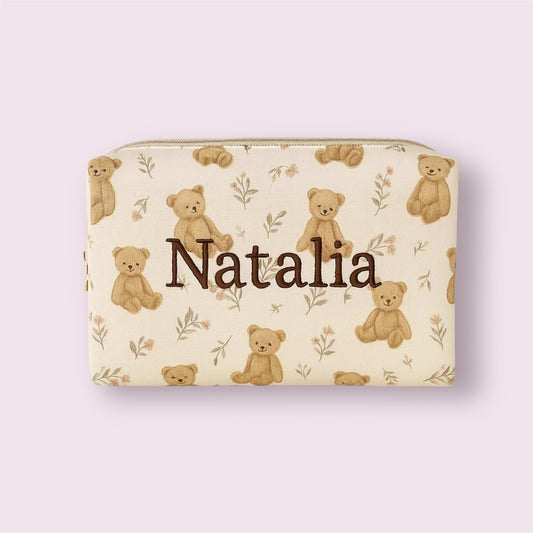 Maxi neceser cuadrado con nombre Natalia bordado y estampado de ositos, ideal para niños, diseño de Aroa Dedales