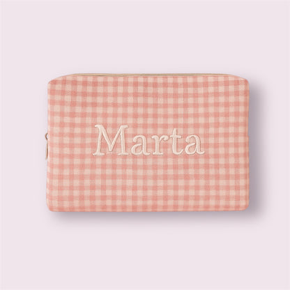 Maxi neceser cuadrado con estampado vichy rosa y nombre bordado Marta, diseño artesanal hecho a mano por Aroa Dedales