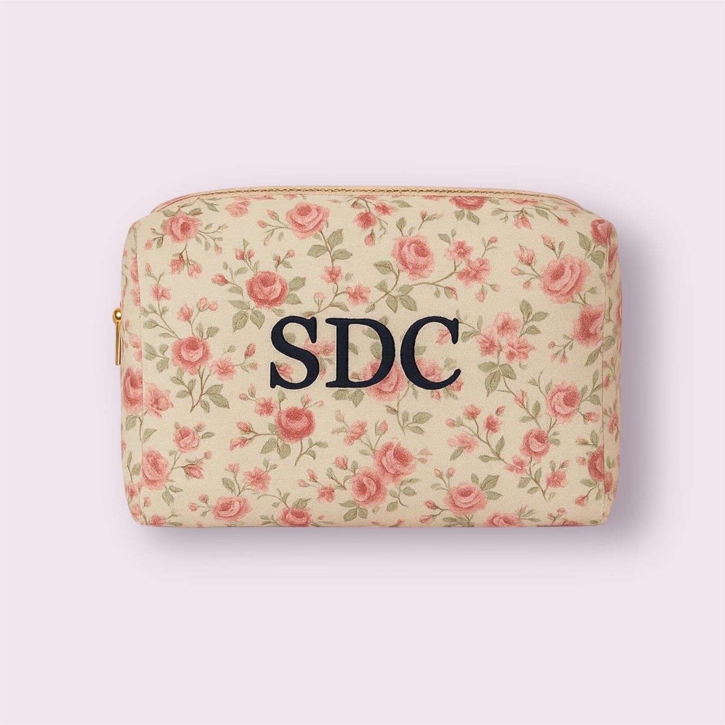 Maxi neceser cuadrado con estampado floral romántico e iniciales bordadas SDC, diseño artesanal de Aroa Dedales
