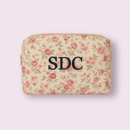 Maxi neceser cuadrado con estampado floral romántico e iniciales bordadas SDC, diseño artesanal de Aroa Dedales