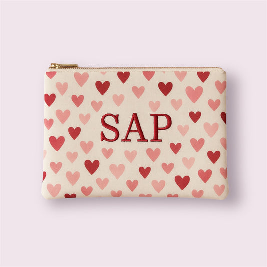 Neceser plano con estampado de corazones y nombre bordado SAP, hecho a mano con cariño por Aroa Dedales