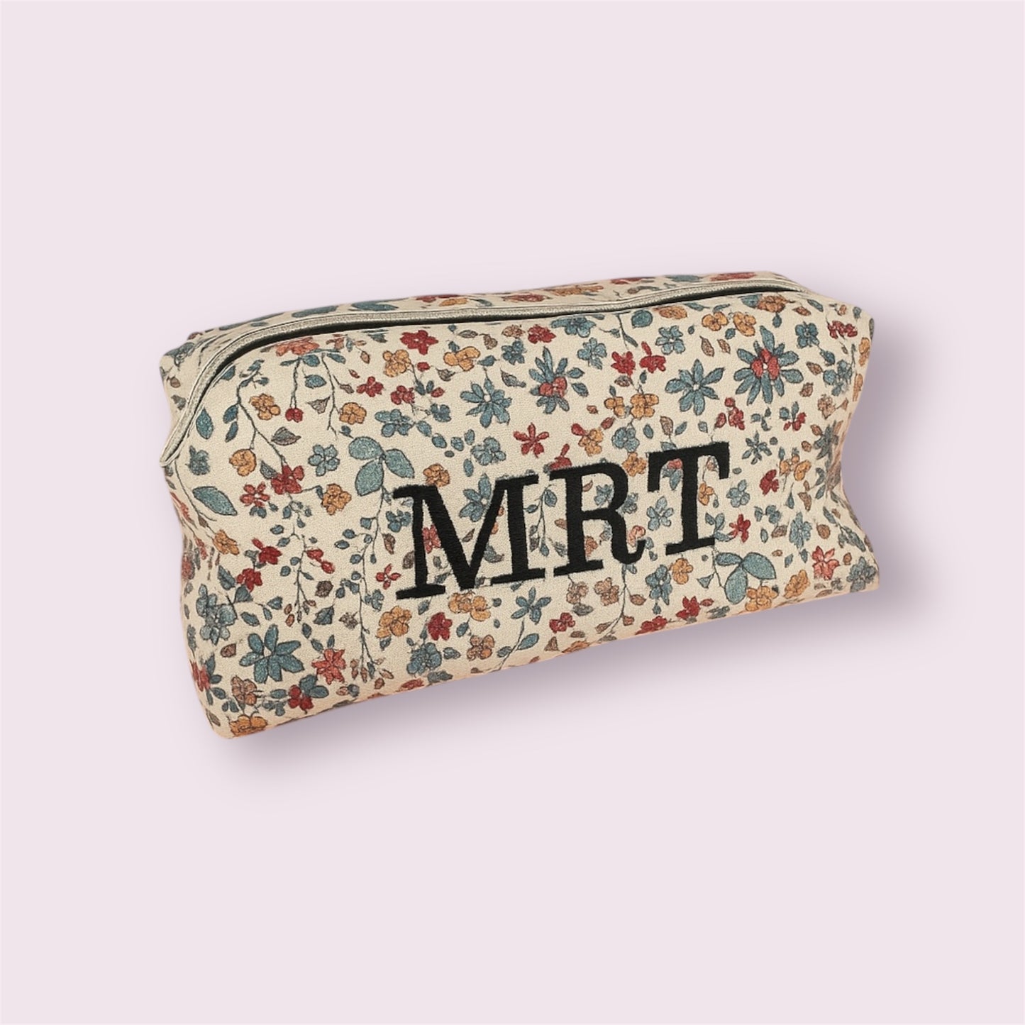 Neceser cuadrado pequeño con estampado floral e iniciales MRT bordadas en negro, diseño artesanal de Aroa Dedales