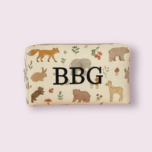 Neceser cuadrado pequeño con estampado de animales del bosque e iniciales bordadas BBG, hecho a mano por Aroa Dedales