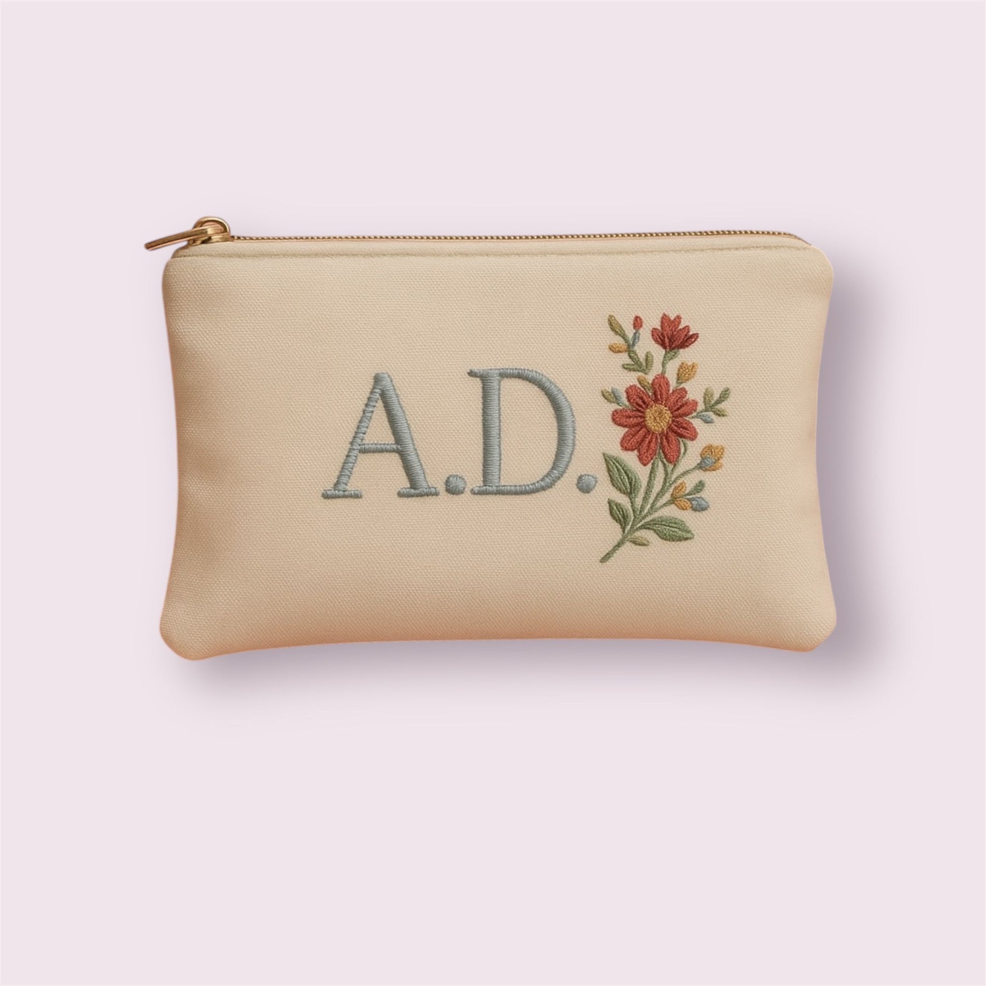 Neceser plano personalizado con iniciales A.D. y bordado floral, diseño delicado hecho a mano por Aroa Dedales