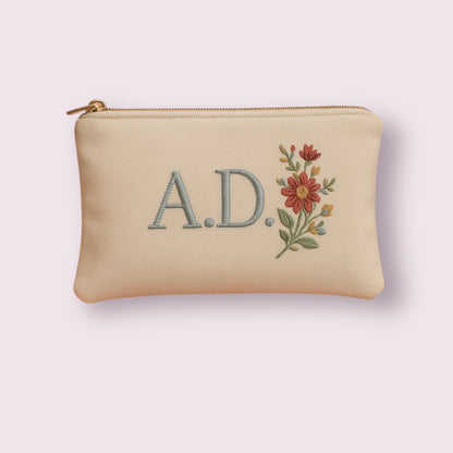 Neceser plano personalizado con iniciales A.D. y bordado floral, diseño delicado hecho a mano por Aroa Dedales