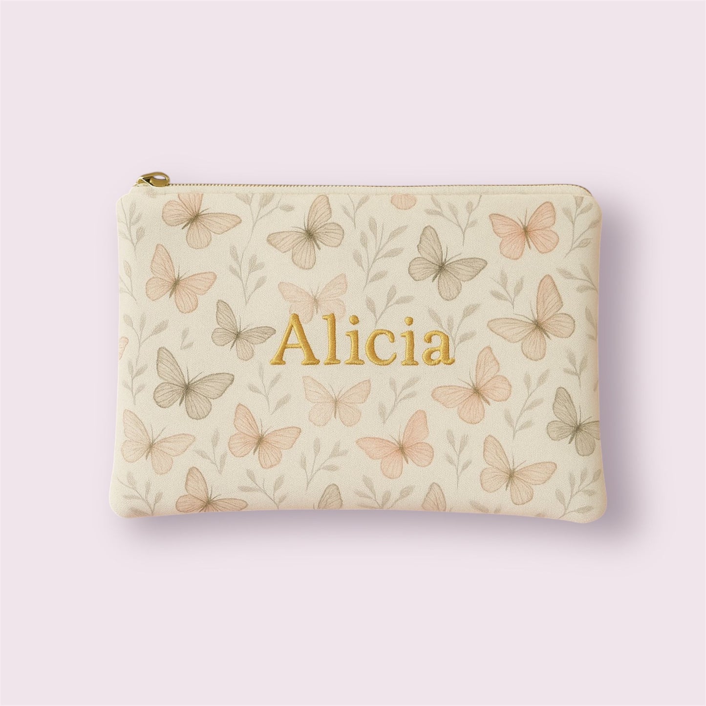 Neceser plano con estampado de mariposas y nombre Alicia bordado en hilo dorado, hecho a mano por Aroa Dedales