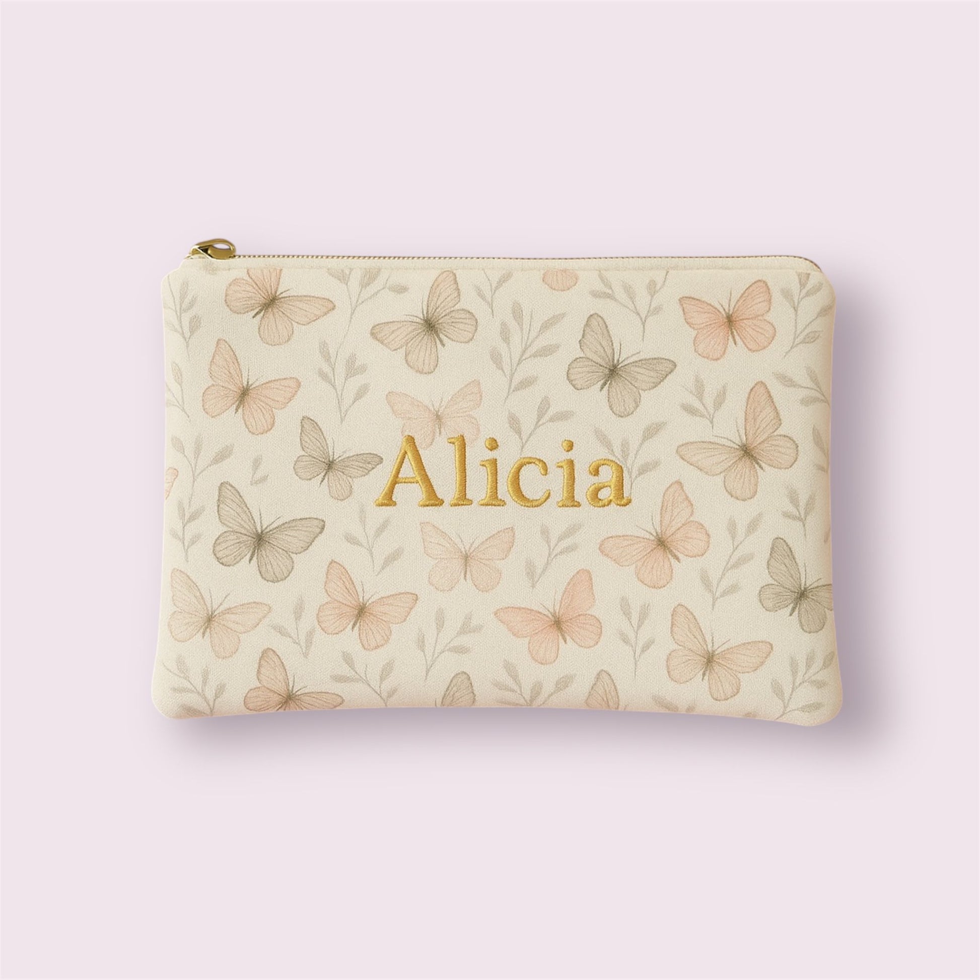 Neceser plano con estampado de mariposas y nombre Alicia bordado en hilo dorado, hecho a mano por Aroa Dedales