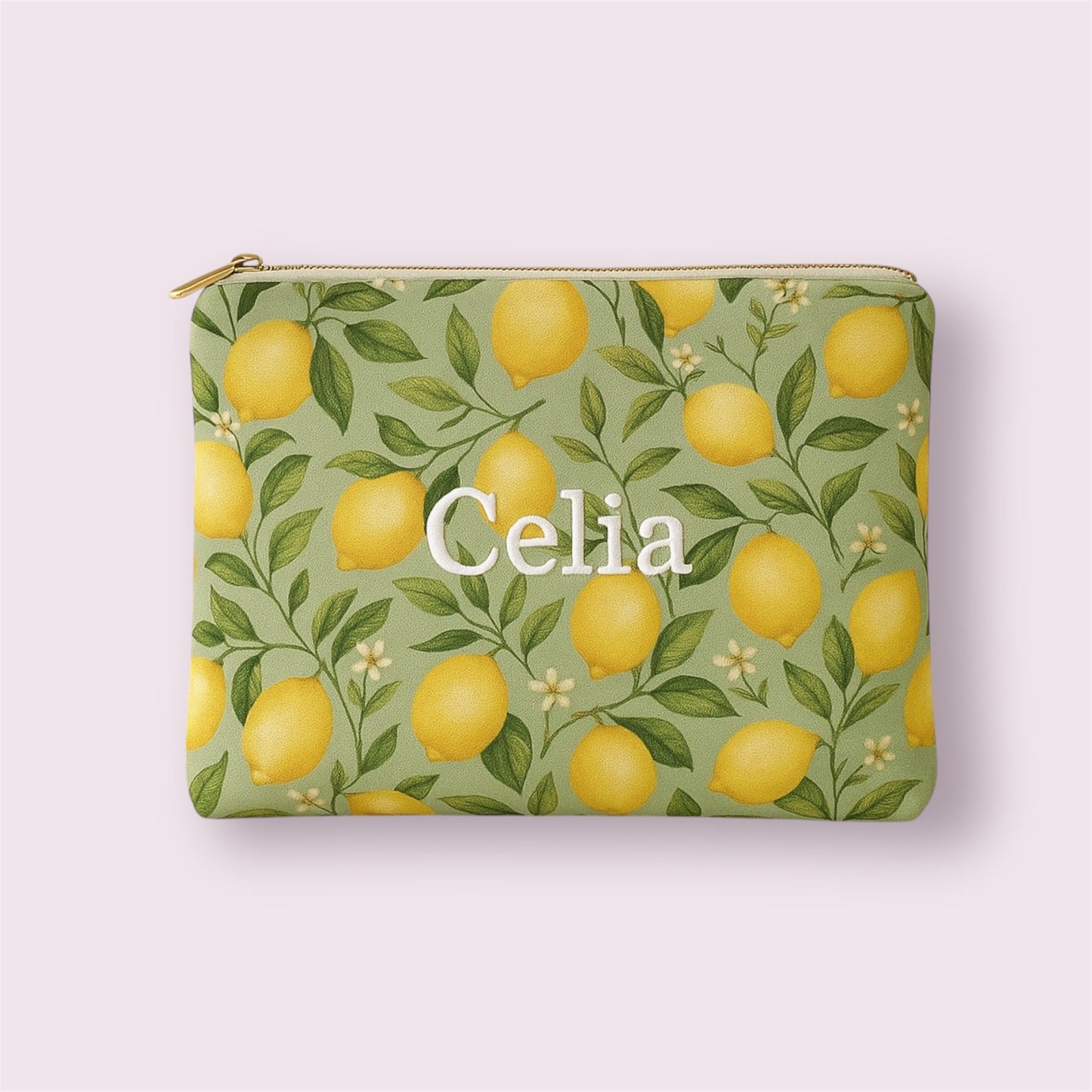 Neceser plano personalizado con nombre Celia y estampado de limones sobre fondo verde, diseño fresco de Aroa Dedales