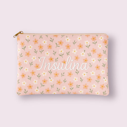 Nevera portátil para insulina en rosa claro con flores naranjas y texto bordado “Insulina”. Perfecta para proteger la medicación en verano, práctica y decorativa