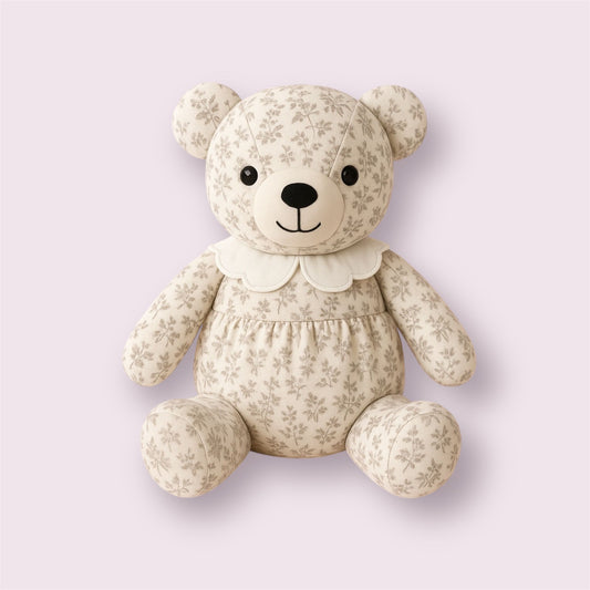 Peluche personalizado “Oso de los recuerdos” hecho a mano con ropa de bebé, regalo artesanal único con valor sentimental, ideal para guardar recuerdos de infancia y sorprender con un detalle emotivo.