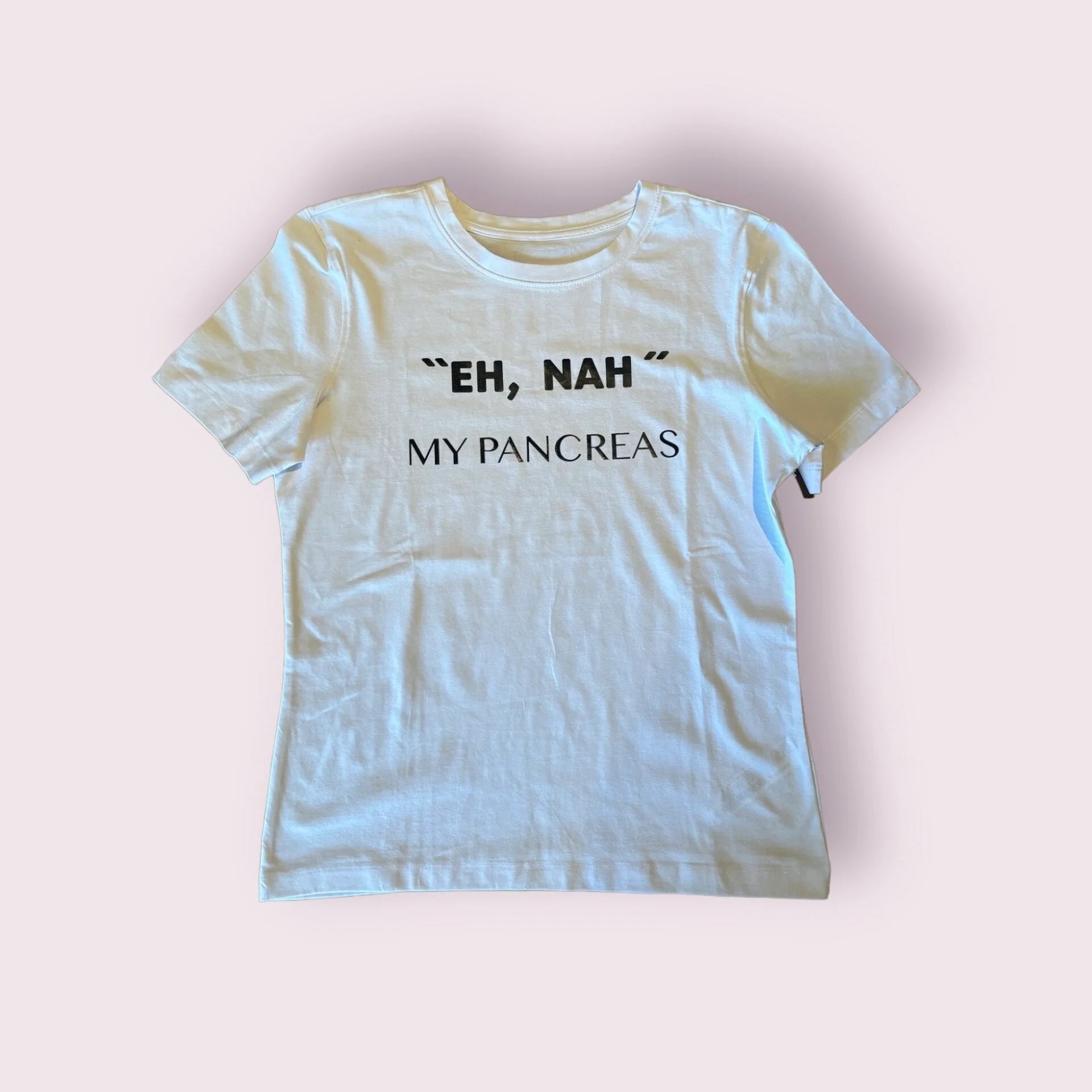 camiseta con texto eh nah my pancreas estampado en el pecho