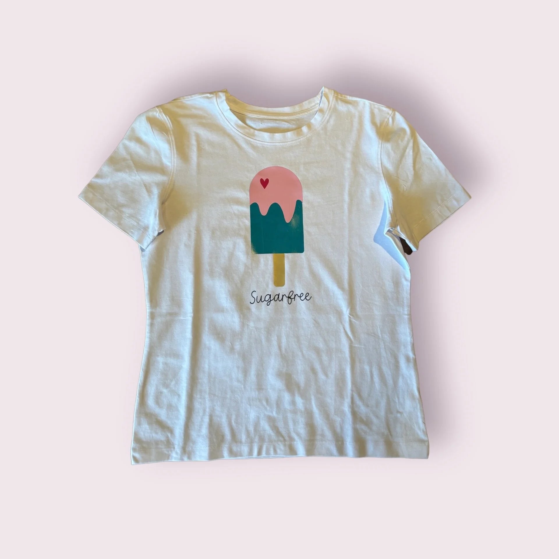 camiseta con dibujo de polo helado y texto sugar free en el pecho