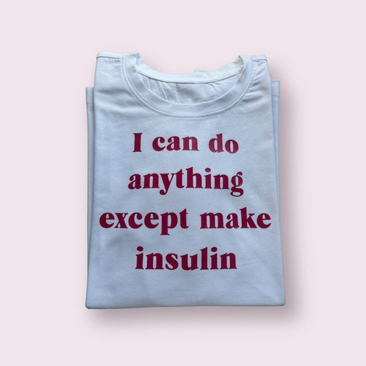 camiseta con frase I can do anything except make insulin estampada en el pecho