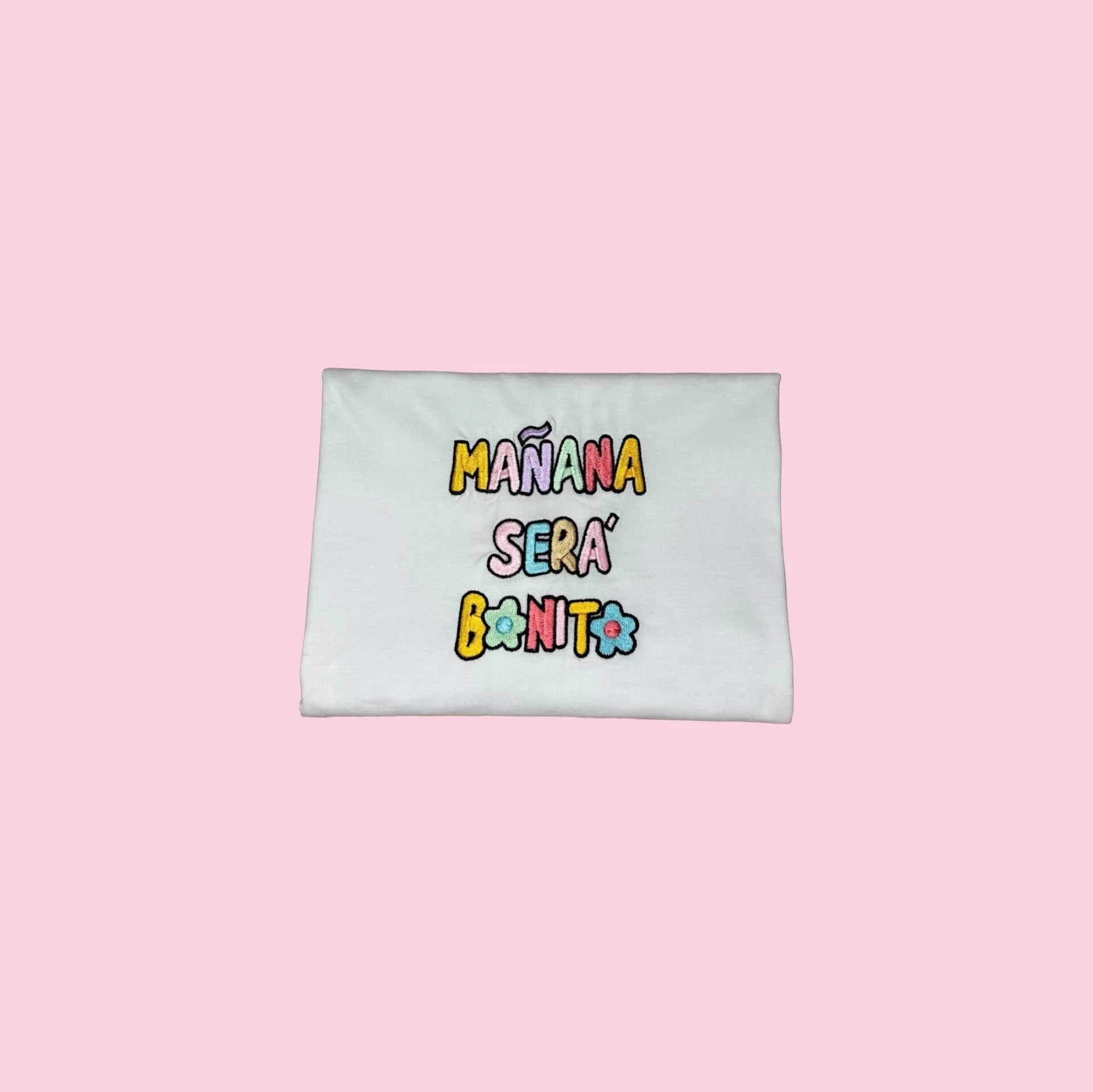 camiseta frase mañana será bonito estampada en el pecho estilo minimalista