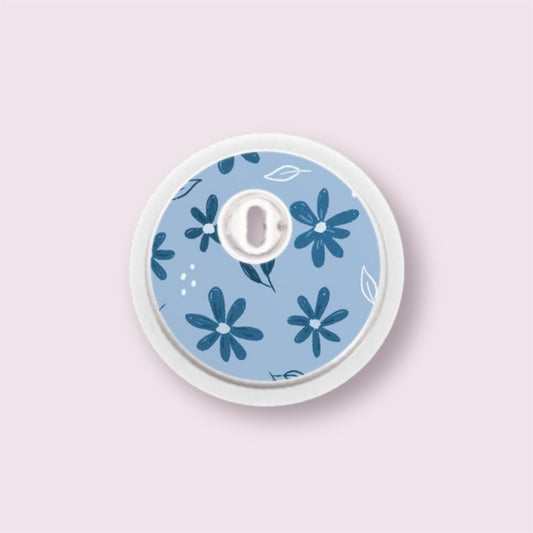 Sticker decorativo para sensor Freestyle 3 con flores azules grandes sobre fondo azul claro