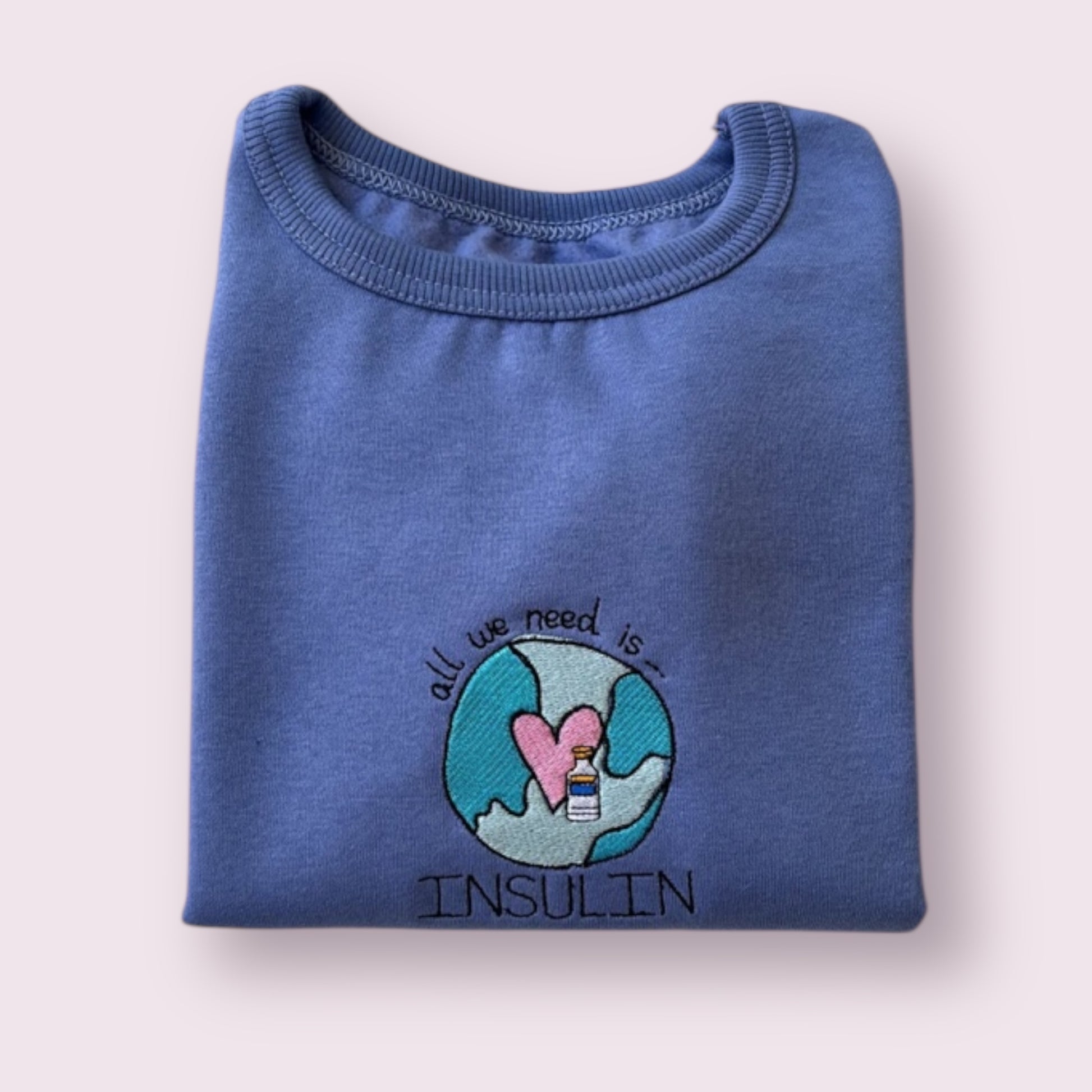 Sudadera infantil azul para niñas y niños con diseño bordado "All we need is insulin", ideal para visibilizar la diabetes tipo 1 con un mensaje positivo y tierno. Prenda cómoda, personalizada y pensada para peques con diabetes
