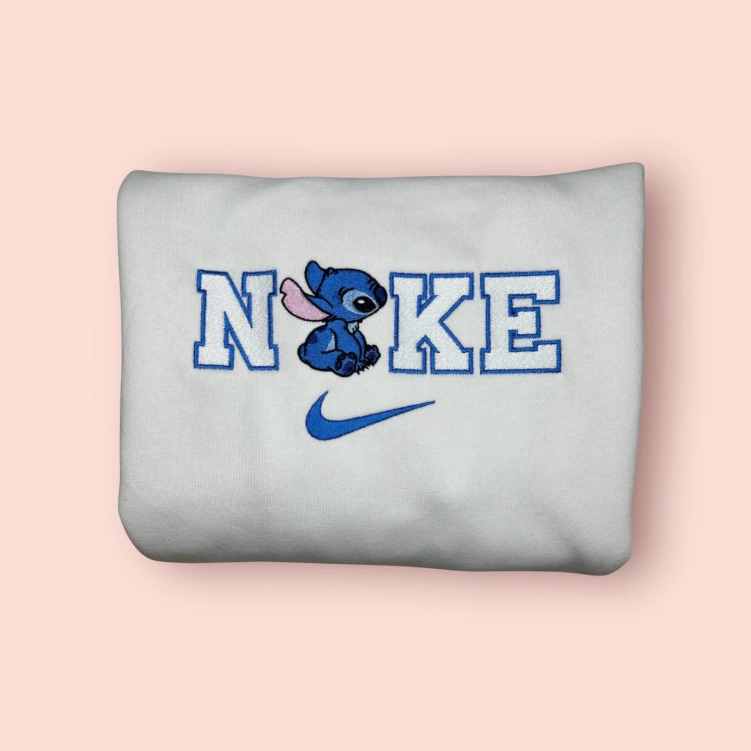 Sudadera blanca con bordado premium de Stitch (Experimento 626) en su característico color azul. Diseño divertido y de alta calidad para fans de Lilo & Stitch. Esta prenda simboliza el espíritu de "Ohana" (familia). Compra obligada para crear el conjunto de pareja (matching outfit) más viral de Instagram junto a la sudadera de Ángela. Cómoda, suave y duradera.