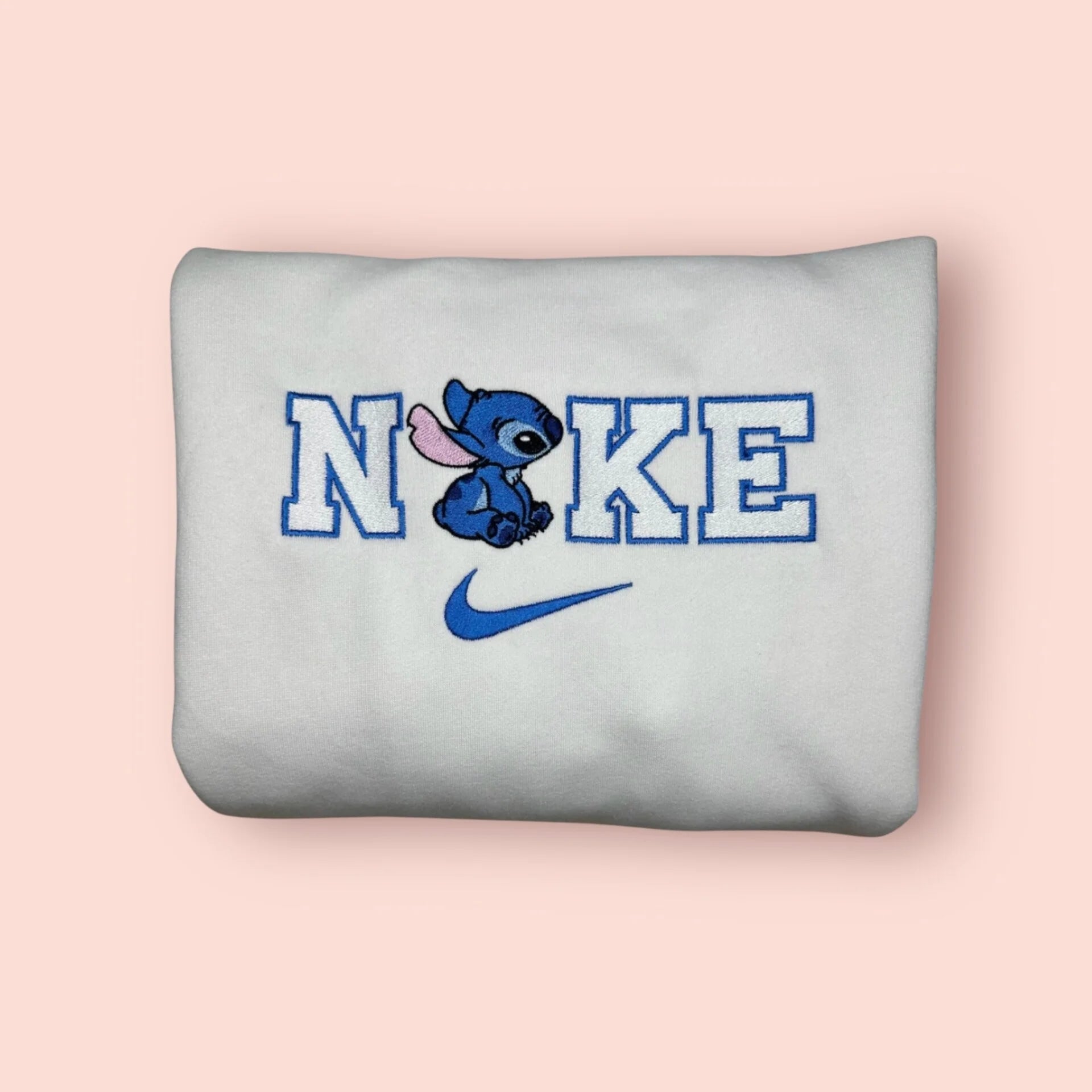 Sudadera blanca con bordado premium de Stitch (Experimento 626) en su característico color azul. Diseño divertido y de alta calidad para fans de Lilo & Stitch. Esta prenda simboliza el espíritu de "Ohana" (familia). Compra obligada para crear el conjunto de pareja (matching outfit) más viral de Instagram junto a la sudadera de Ángela. Cómoda, suave y duradera.