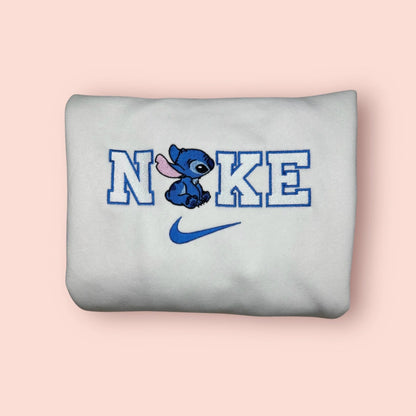 Sudadera blanca con bordado premium de Stitch (Experimento 626) en su característico color azul. Diseño divertido y de alta calidad para fans de Lilo & Stitch. Esta prenda simboliza el espíritu de "Ohana" (familia). Compra obligada para crear el conjunto de pareja (matching outfit) más viral de Instagram junto a la sudadera de Ángela. Cómoda, suave y duradera.