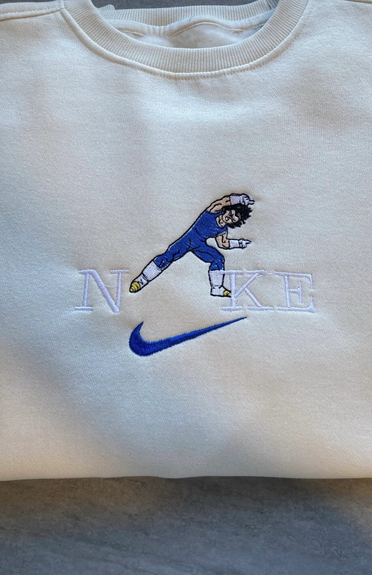 Sudadera color crema con un bordado premium del Príncipe Vegeta. El diseño captura la intensidad del rival de Goku con su armadura de combate Saiyan, integrado en el logo. Merchandising de Dragon Ball Z para fans con carácter. Combina esta prenda con la de Goku para crear el "matching outfit" definitivo para rivales y mejores amigos. ¡Demuestra quién es el verdadero Príncipe de los Saiyans!