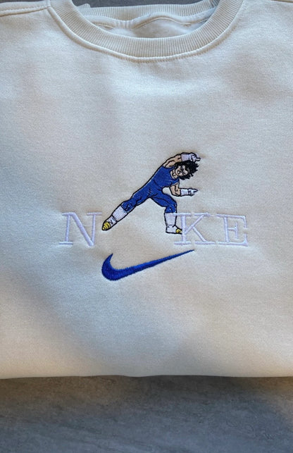 Sudadera color crema con un bordado premium del Príncipe Vegeta. El diseño captura la intensidad del rival de Goku con su armadura de combate Saiyan, integrado en el logo. Merchandising de Dragon Ball Z para fans con carácter. Combina esta prenda con la de Goku para crear el "matching outfit" definitivo para rivales y mejores amigos. ¡Demuestra quién es el verdadero Príncipe de los Saiyans!