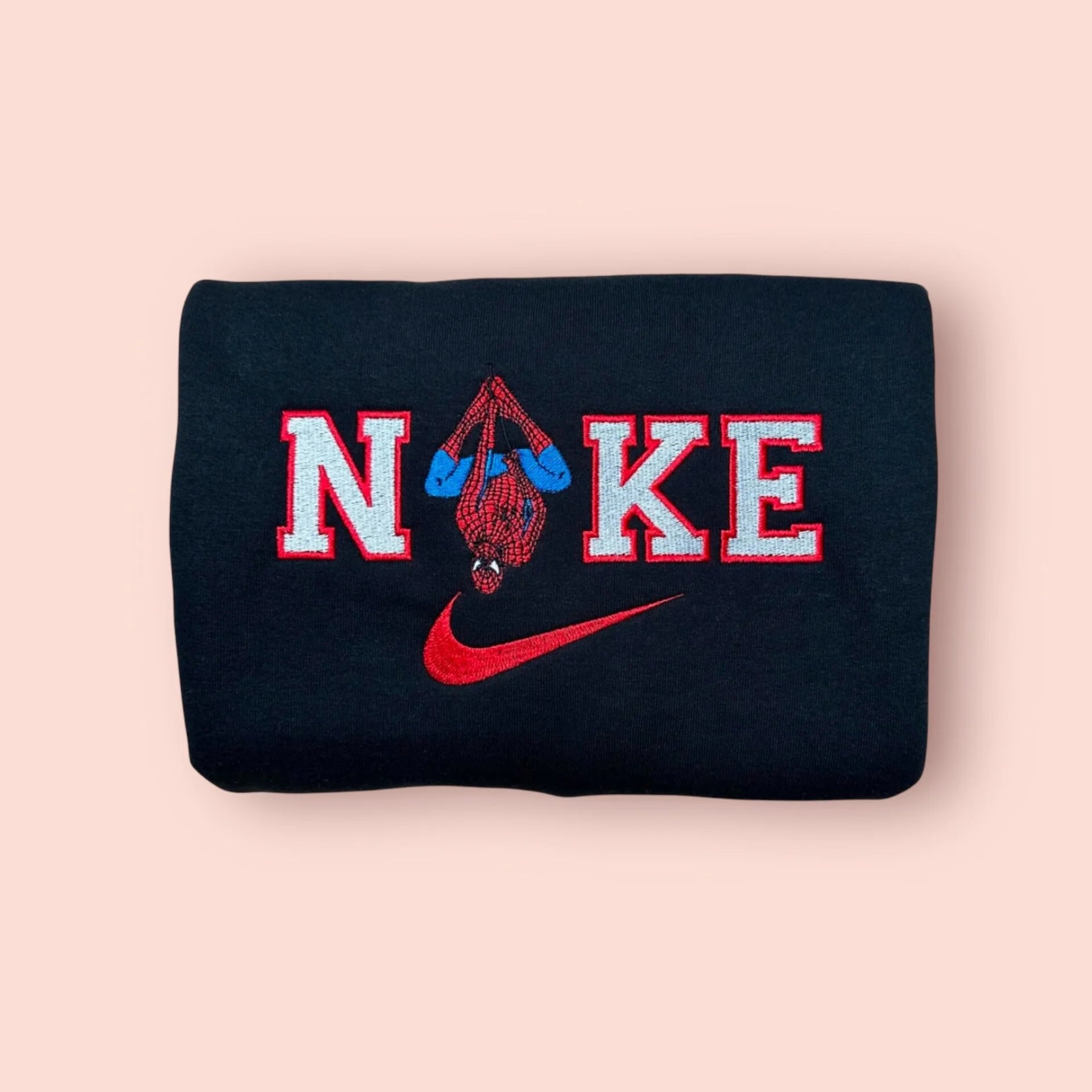 Sudadera negra de alta calidad con un bordado detallado de Spider-Man colgado boca abajo. El diseño clásico del superhéroe de Marvel se integra perfectamente en el logo con letras rojas y blancas. Prenda de estilo urbano y atemporal, ideal para cualquier fan de los cómics. La pieza esencial para completar el dúo con la sudadera de Spider-Gwen.