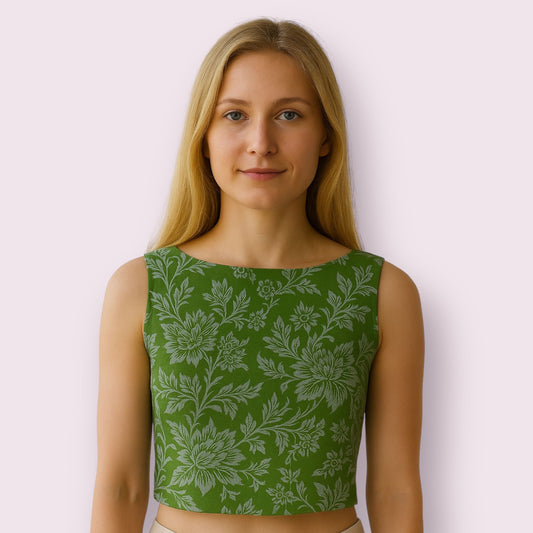 Top cropped verde floral para mujer, imagen frontal mostrando el escote cerrado y el corte limpio, blusa corta ideal para verano y primavera, moda femenina artesanal en lino con estampado floral en tono verde, estilo juvenil y elegante.