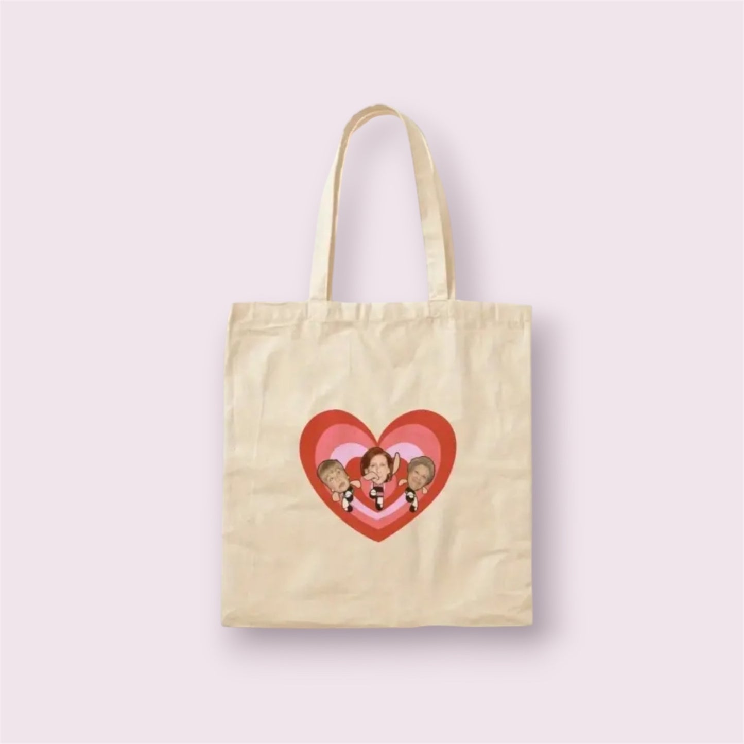Tote bag original de algodón 100% con ilustración divertida de 'Las Supernenas' versión Aquí no hay quien viva. Diseño en tonos rosa y rojo con corazón retro, ideal como regalo nostálgico, friki y original para fans de la serie y la cultura pop española. Bolsa reutilizable, hecha a mano con gran resistencia y personalidad, perfecta para el día a día, la universidad o la compra. Una opción ideal para quienes buscan humor, estilo y referencias televisivas en accesorios únicos y creativos.