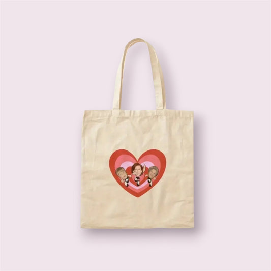 Tote bag original de algodón 100% con ilustración divertida de 'Las Supernenas' versión Aquí no hay quien viva. Diseño en tonos rosa y rojo con corazón retro, ideal como regalo nostálgico, friki y original para fans de la serie y la cultura pop española. Bolsa reutilizable, hecha a mano con gran resistencia y personalidad, perfecta para el día a día, la universidad o la compra. Una opción ideal para quienes buscan humor, estilo y referencias televisivas en accesorios únicos y creativos.