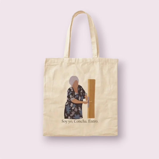 Tote bag de algodón 100% con la frase 'Soy yo, Concha. Entro.', inspirada en el icónico personaje de Aquí no hay quien viva. Ilustración minimalista sobre fondo natural, perfecta como regalo original y divertido para fans de la serie. Ideal para llevar al trabajo, a clase o al súper con un toque nostálgico y con estilo. Bolsa resistente, hecha a mano, reutilizable y con diseño único que destaca por su humor y personalidad. Edición especial para amantes de las frases míticas de la televisión española.