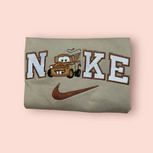 Sudadera de color beige arena (tono tierra) con un bordado muy detallado de Mate (Tow Mater), la grúa más querida de Cars. El diseño captura su expresión divertida y sus icónicos dientes, integrado en letras estilo vintage. Esta prenda personalizada es el regalo definitivo para ese "mejor amigo" leal y divertido. Compra online esta sudadera de Disney Pixar y combínala con la de Rayo McQueen para un look de "mejores amigos" inigualable.