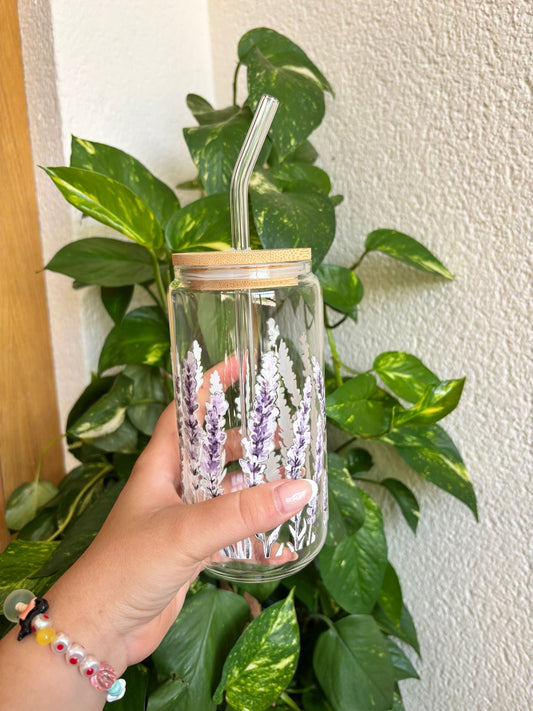 Vaso de cristal reutilizable con ilustración de flores de lavanda estilo provenzal, tapa de bambú y pajita de vidrio. Perfecto para iced coffee, batidos, smoothies o té helado. Un diseño elegante y natural, ideal como regalo sostenible y con encanto para amantes de la lavanda, la decoración floral y el estilo eco-friendly.